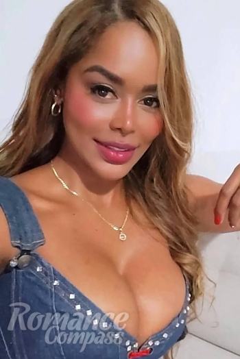 Ukrainian mail order bride Carolina from Bogotá with brunette hair and brown eye color - image 1