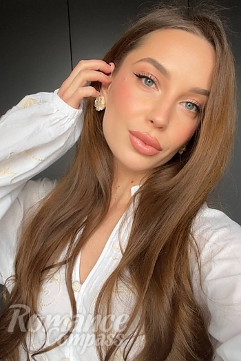 Ukrainian mail order bride Yulia from Lviv with brunette hair and blue eye color - image 1