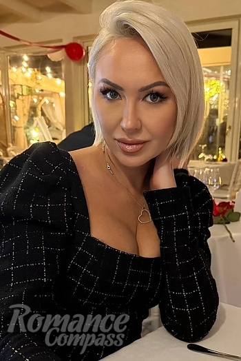 Ukrainian mail order bride Yulia from Milan with blonde hair and green eye color - image 1