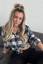 Ukrainian mail order bride Viktoriia from London with blonde hair and green eye color - image 2