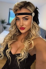 Ukrainian mail order bride Viktoriia from London with blonde hair and green eye color - image 8