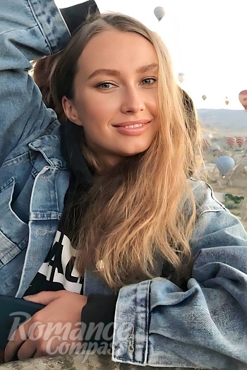 Ukrainian mail order bride Alla from Kyiv with light brown hair and brown eye color - image 1
