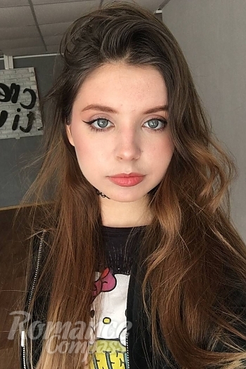 Ukrainian mail order bride Karina from Kryvyi Rih with light brown hair and green eye color - image 1