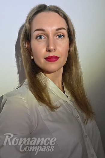 Ukrainian mail order bride Kseniia from Budapest with light brown hair and grey eye color - image 1