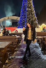 Ukrainian mail order bride Svitlana from Milan with black hair and black eye color - image 9