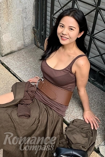Ukrainian mail order bride Huangdai from Guilin with black hair and black eye color - image 1