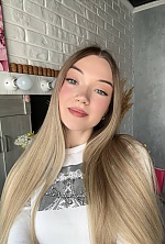 Ukrainian mail order bride Valeriia from Dubno with light brown hair and green eye color - image 7