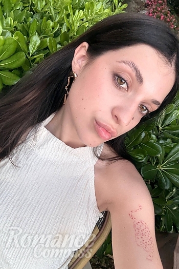 Ukrainian mail order bride Khrystyna from Lutsk with brunette hair and hazel eye color - image 1