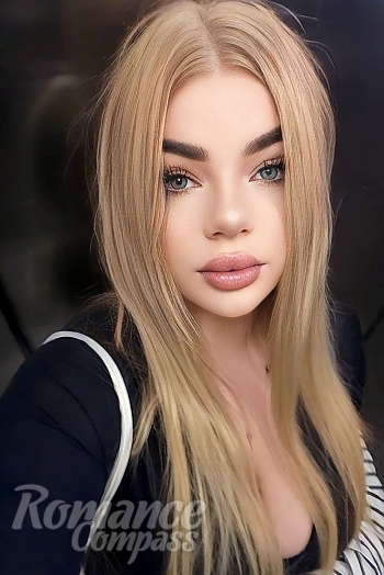 Ukrainian mail order bride Valeria from Kropyvnytskyi with blonde hair and green eye color - image 1