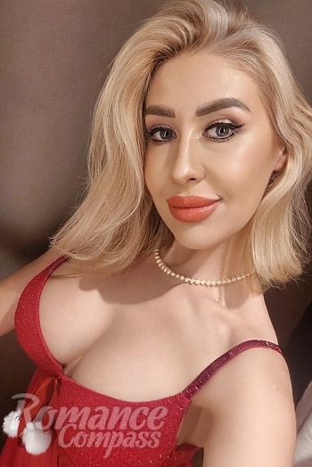 Ukrainian mail order bride Yaroslava from Kyiv with blonde hair and green eye color - image 1