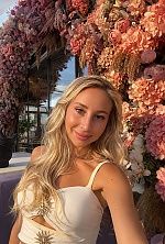 Ukrainian mail order bride Olena from Las Vegas with blonde hair and hazel eye color - image 12