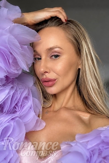 Ukrainian mail order bride Olena from Las Vegas with blonde hair and hazel eye color - image 1