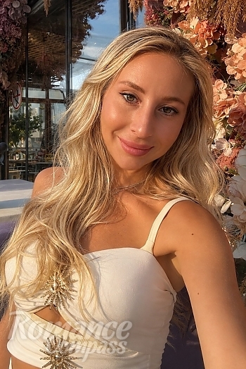 Ukrainian mail order bride Olena from Las Vegas with blonde hair and hazel eye color - image 1