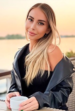 Ukrainian mail order bride Olena from Las Vegas with blonde hair and hazel eye color - image 5