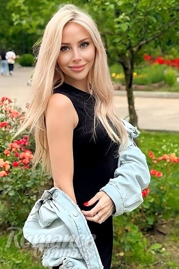 Ukrainian mail order bride Olena from Las Vegas with blonde hair and hazel eye color - image 1