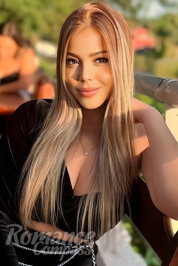 Ukrainian mail order bride Geovanna from Brasil with light brown hair and brown eye color - image 1