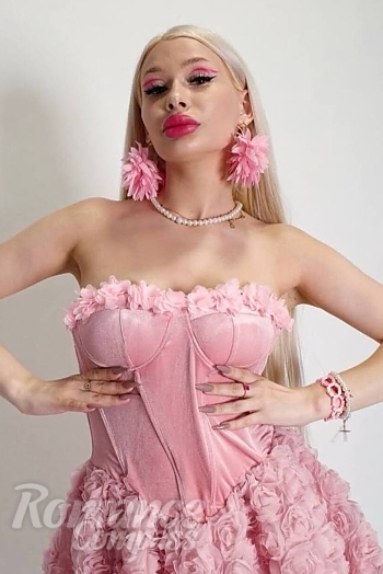 Ukrainian mail order bride Anna from Stockholm with blonde hair and green eye color - image 1