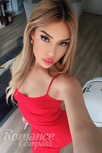 Ukrainian mail order bride Samantha from London with blonde hair and brown eye color - image 1