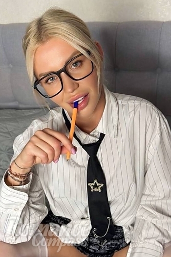 Ukrainian mail order bride Daryna from Kyiv with blonde hair and green eye color - image 1