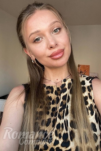 Ukrainian mail order bride Anastasia from Berlin with light brown hair and green eye color - image 1