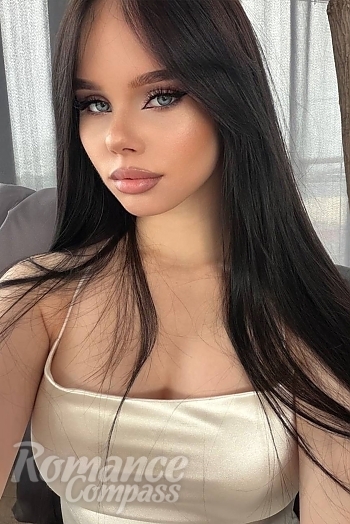 Ukrainian mail order bride Elizaveta from Kyiv with brunette hair and blue eye color - image 1