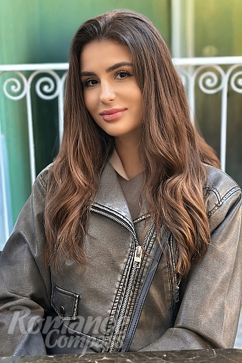 Ukrainian mail order bride Elena from Kyiv with light brown hair and brown eye color - image 1
