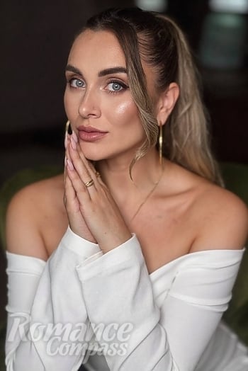 Ukrainian mail order bride Victoria from Gdynia with light brown hair and green eye color - image 1