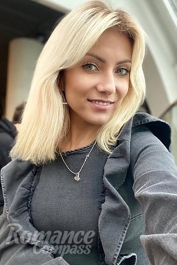 Ukrainian mail order bride Yulia from Pavlohrad with light brown hair and green eye color - image 1