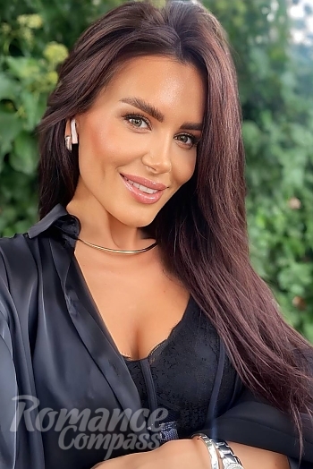Ukrainian mail order bride Olena from M&uuml;nchen with light brown hair and green eye color - image 1