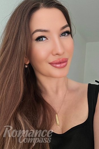 Ukrainian mail order bride Natalia from Bern with brunette hair and green eye color - image 1
