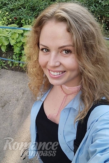 Ukrainian mail order bride Yullia from Kamyanets-Podilskyi with blonde hair and green eye color - image 1