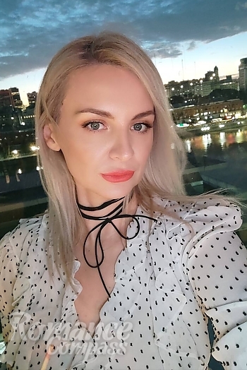 Ukrainian mail order bride Olena from Miami with blonde hair and blue eye color - image 1