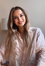 Ukrainian mail order bride Yelyzaveta from Madrid with light brown hair and green eye color - image 4