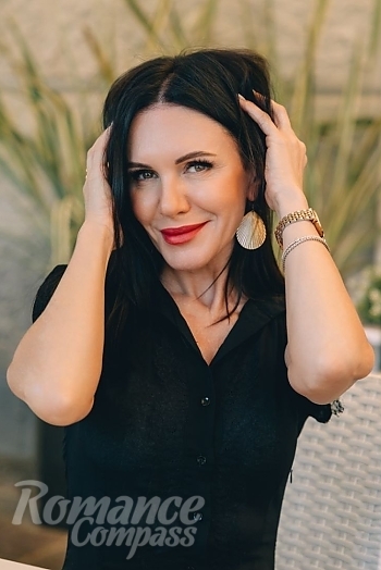 Ukrainian mail order bride Irina from Desenzano del Garda with black hair and green eye color - image 1