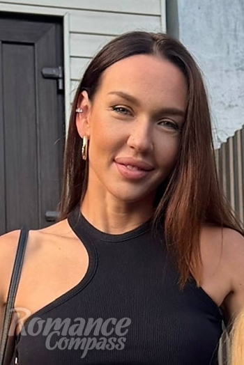 Ukrainian mail order bride Irina from Uzhhorod with light brown hair and green eye color - image 1