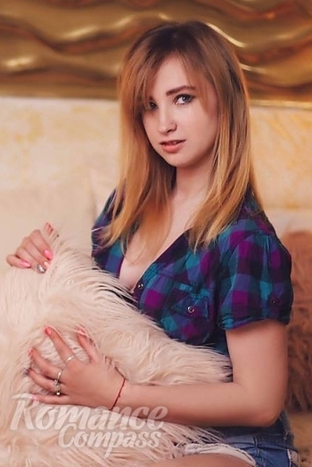 Ukrainian mail order bride Vita from Kharkiv with blonde hair and green eye color - image 1