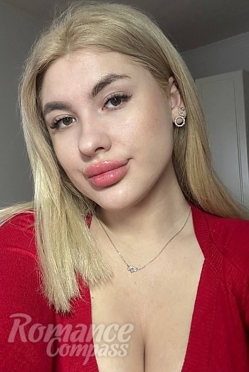 Ukrainian mail order bride Yana from Chernivtsi with blonde hair and green eye color - image 1
