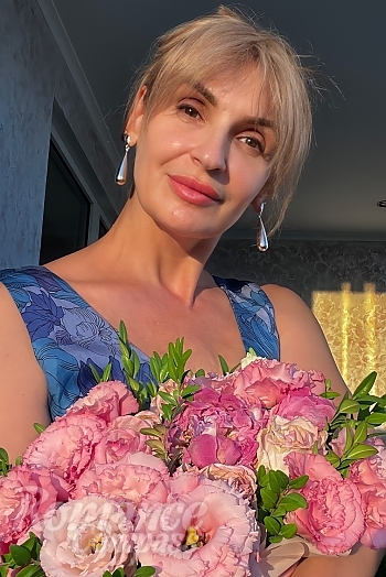 Ukrainian mail order bride Olena from Zaporizhzhya with light brown hair and brown eye color - image 1