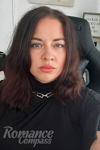 Ukrainian mail order bride Nadiya from Madrid with brunette hair and blue eye color - image 1
