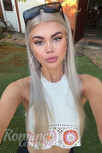 Ukrainian mail order bride Daria from Berlin with blonde hair and green eye color - image 1