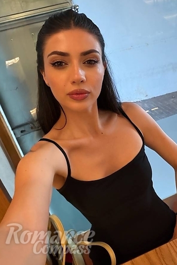Ukrainian mail order bride Valeria from London with brunette hair and brown eye color - image 1