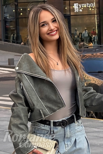 Ukrainian mail order bride Kira from Lutsk with light brown hair and brown eye color - image 1