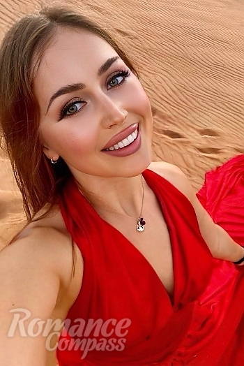 Ukrainian mail order bride Mariana from New York with light brown hair and green eye color - image 1