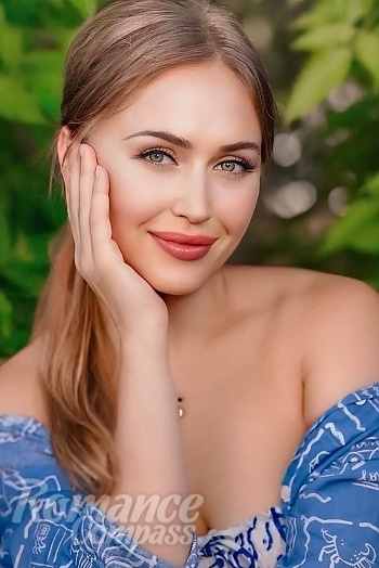 Ukrainian mail order bride Mariana from New York with light brown hair and green eye color - image 1