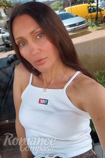 Ukrainian mail order bride Yulia from Kyiv with brunette hair and green eye color - image 1