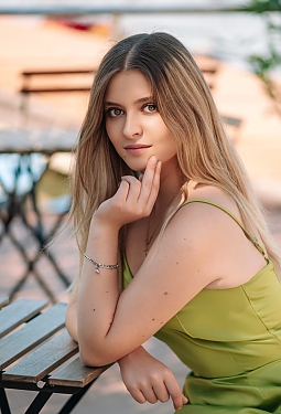 Diana, 18 y.o. from Lviv, Ukraine
