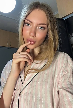 Yelyzaveta, 18 y.o. from Kyiv, Ukraine
