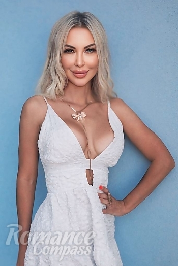 Ukrainian mail order bride Marina from Berlin with blonde hair and green eye color - image 1