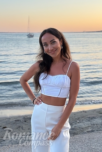 Ukrainian mail order bride Victoria from Munich with brunette hair and blue eye color - image 1