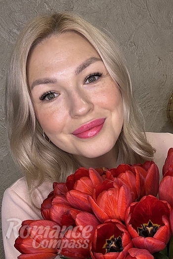 Ukrainian mail order bride Olena from Kryvyi Rih with blonde hair and green eye color - image 1